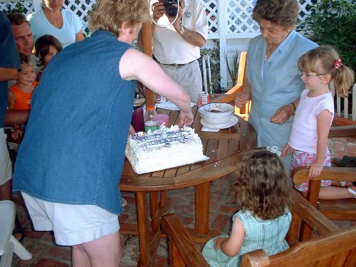 Caroline's party-  Cutting the cake.jpg 41.4K